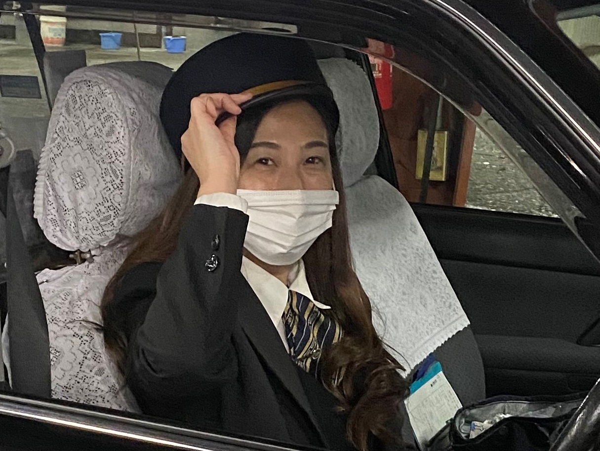 女性タクシー運転手 人の助けになる仕事に就きたくてタクシー業界に 未来都 社員紹介 働くヒト 働きカタ 株式会社未来都 採用サイト 地元大阪で創業60年のタクシー会社