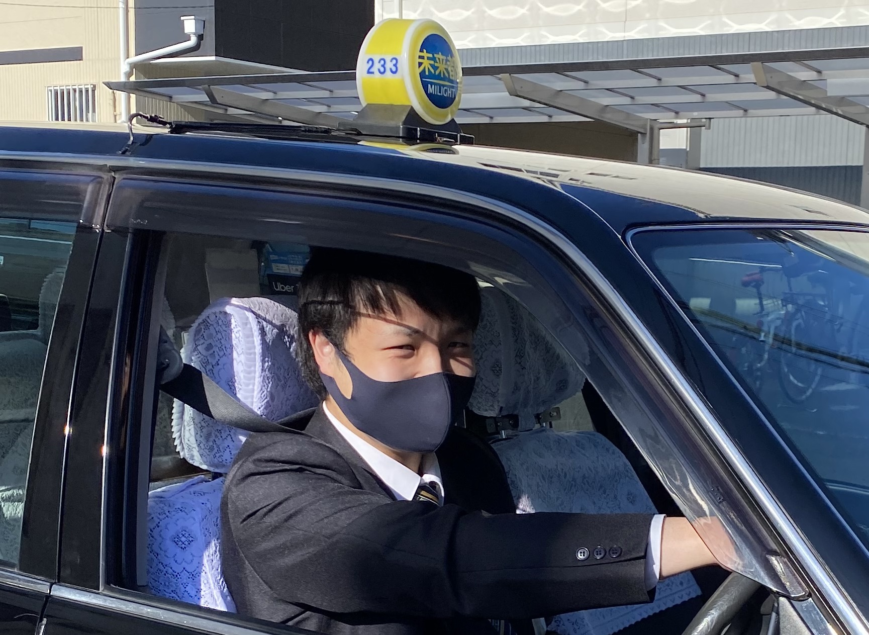 新卒で入った会社でパワハラにあい、転職して23歳でタクシードライバー 